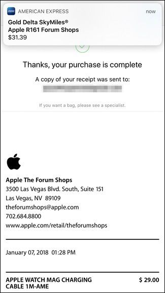 Покупатель показывает цифровой чек на экране iPhone