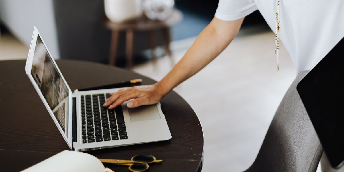 рука человека на клавиатуре ноутбука