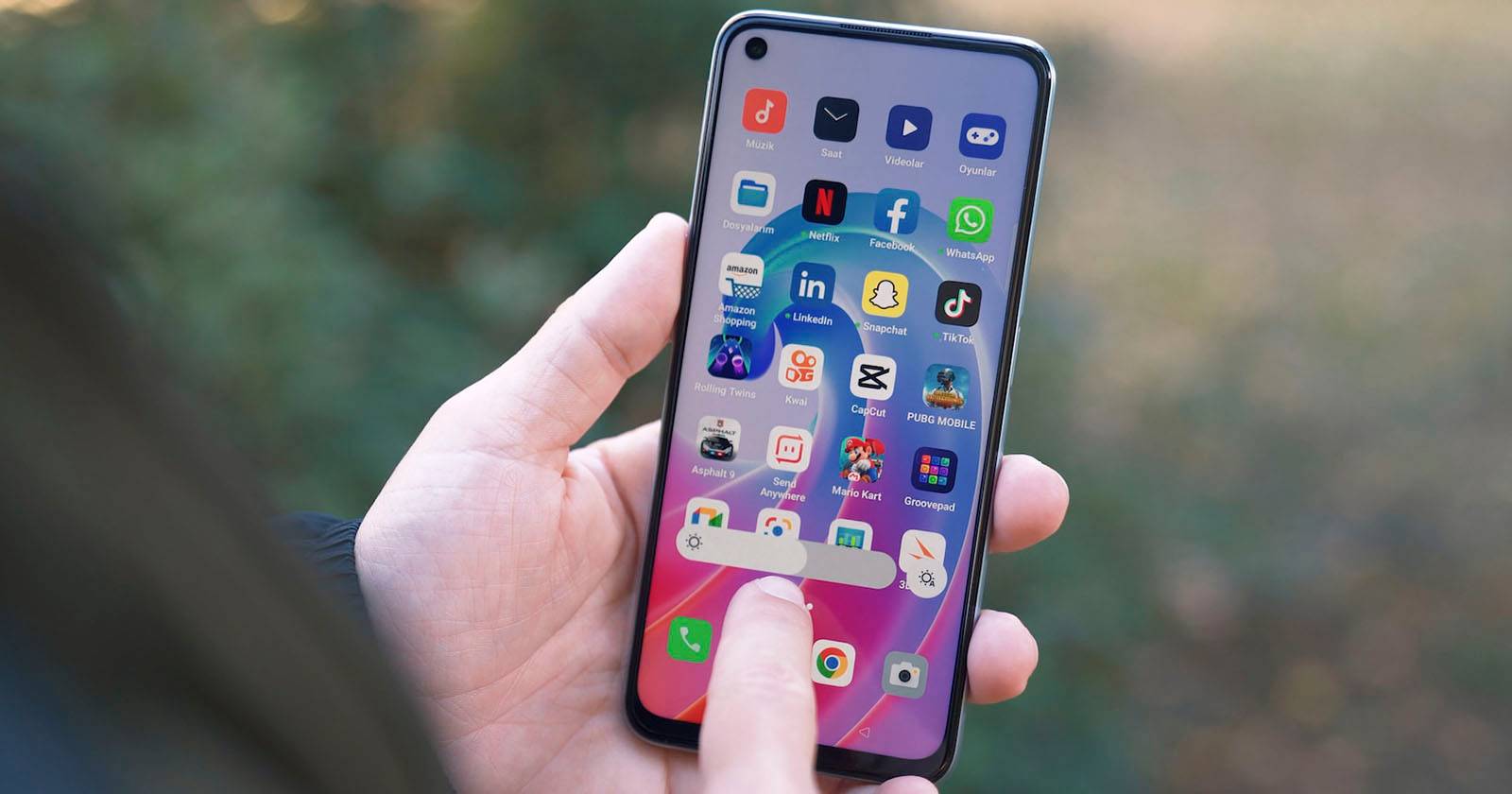 Человек указывает на значки приложений на домашнем экране Android