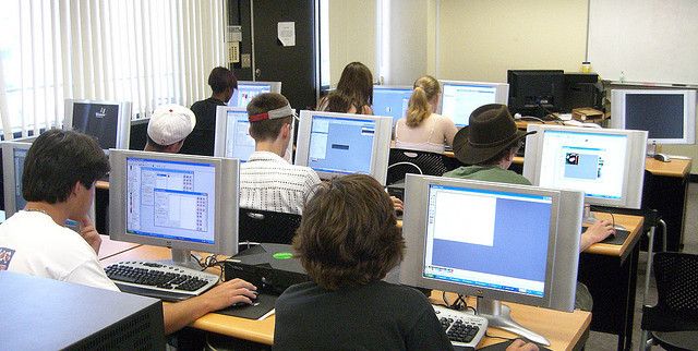 Компьютерный класс с учениками