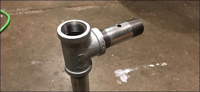 VESA-плата установлена на трубе и закреплена болтом