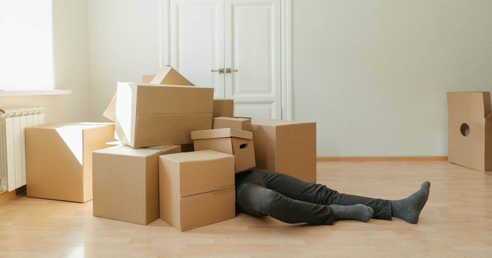 Человек, заваленный коробками