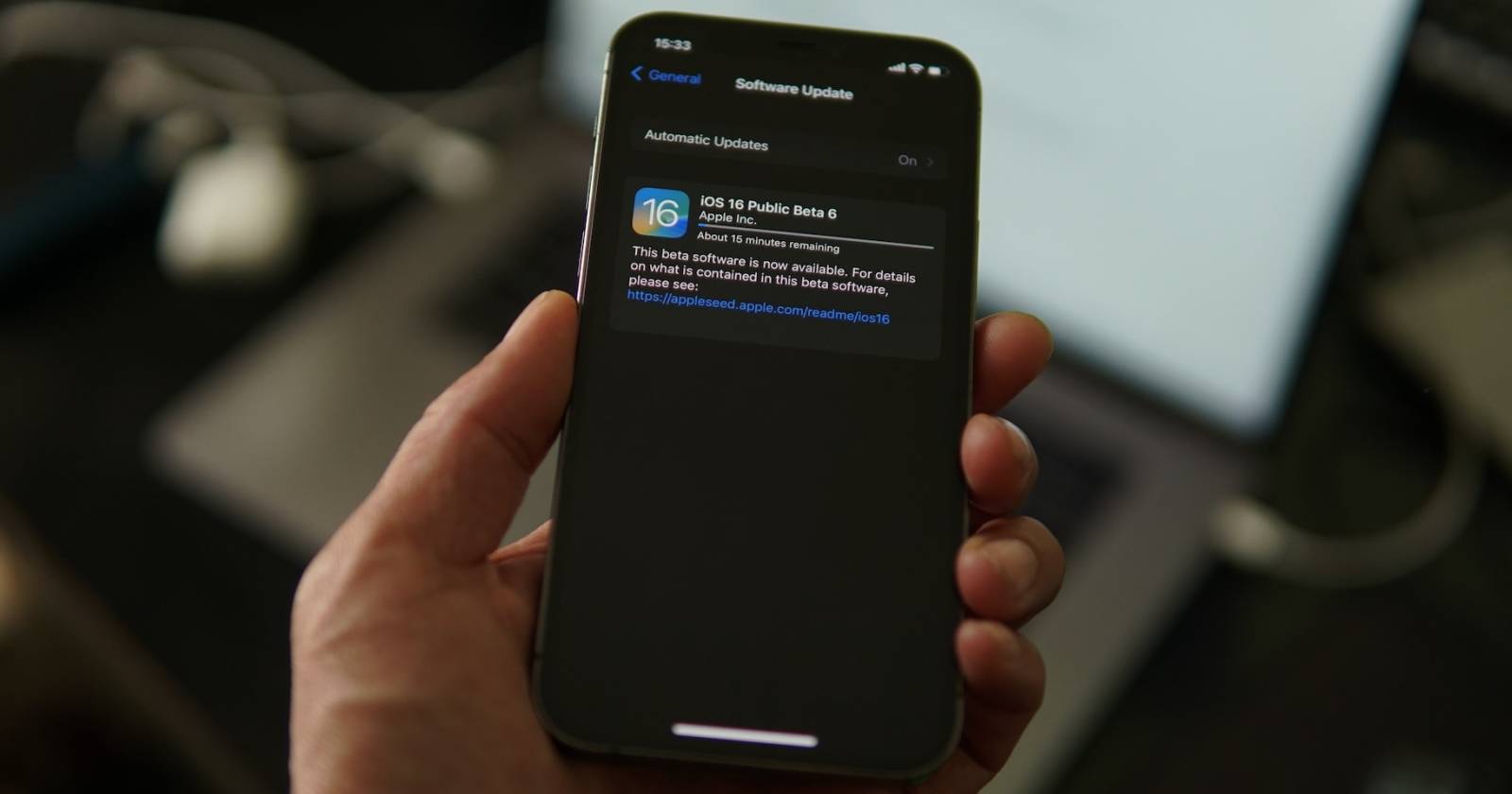 iPhone 13 Pro во время обновления iOS