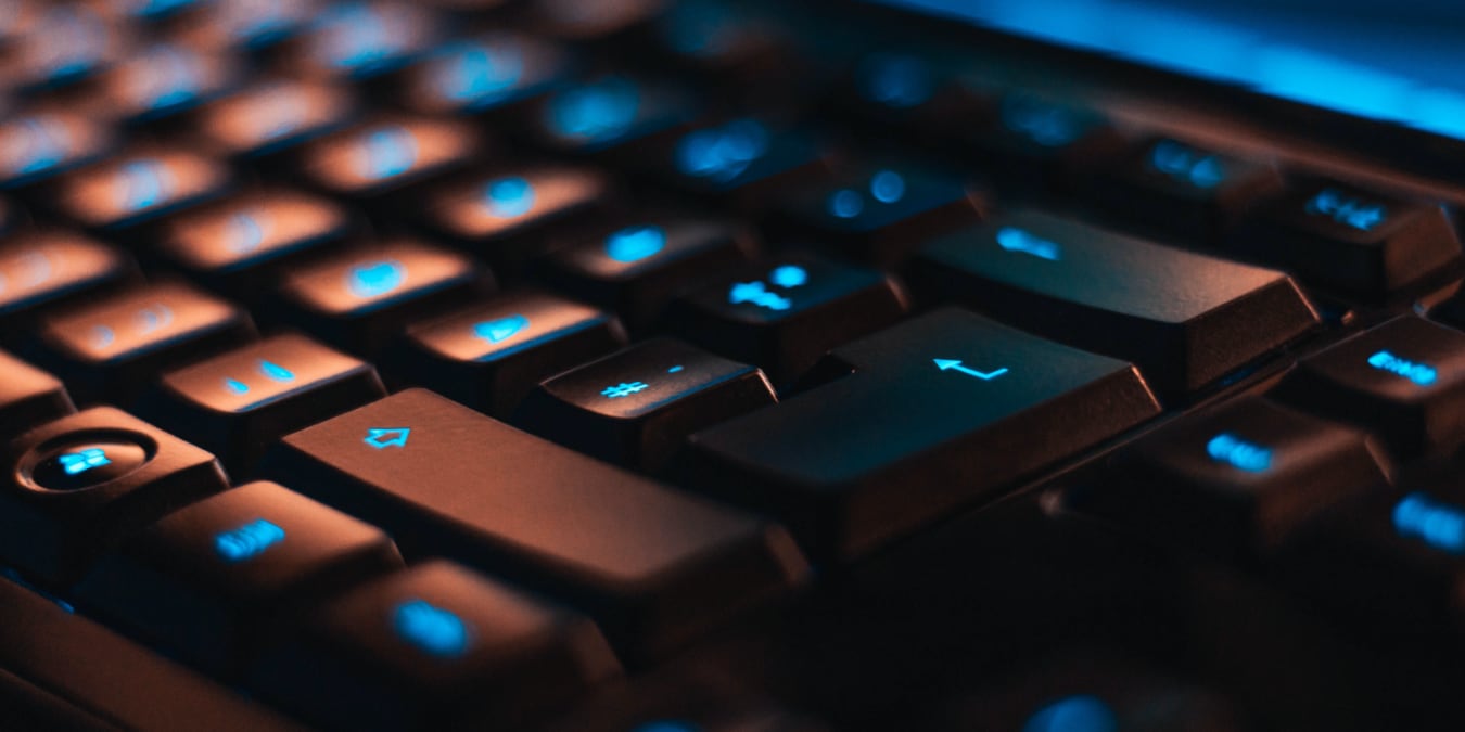 Фото клавиатуры и терминала, символизирующее ввод команд