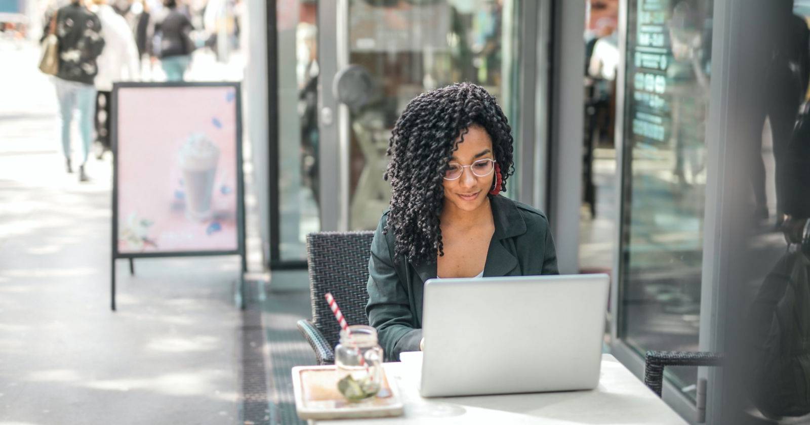 Женщина читает новости на планшете