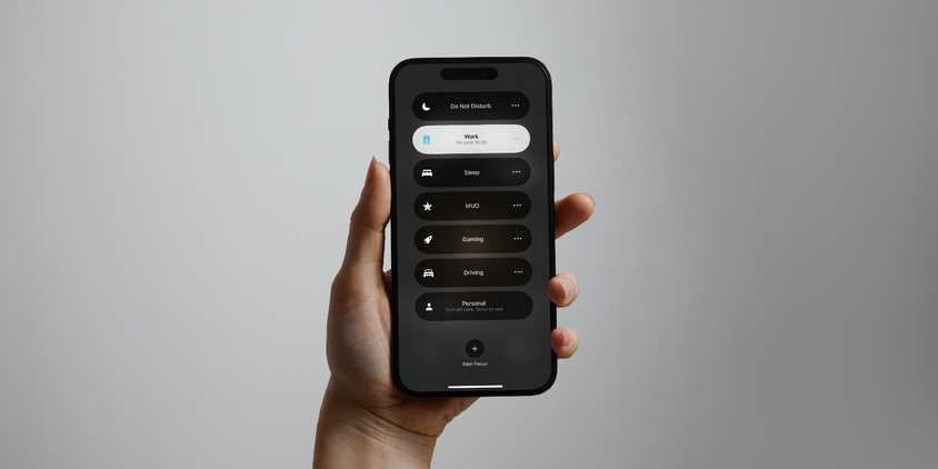 iPhone в руке с экраном режимов Фокус