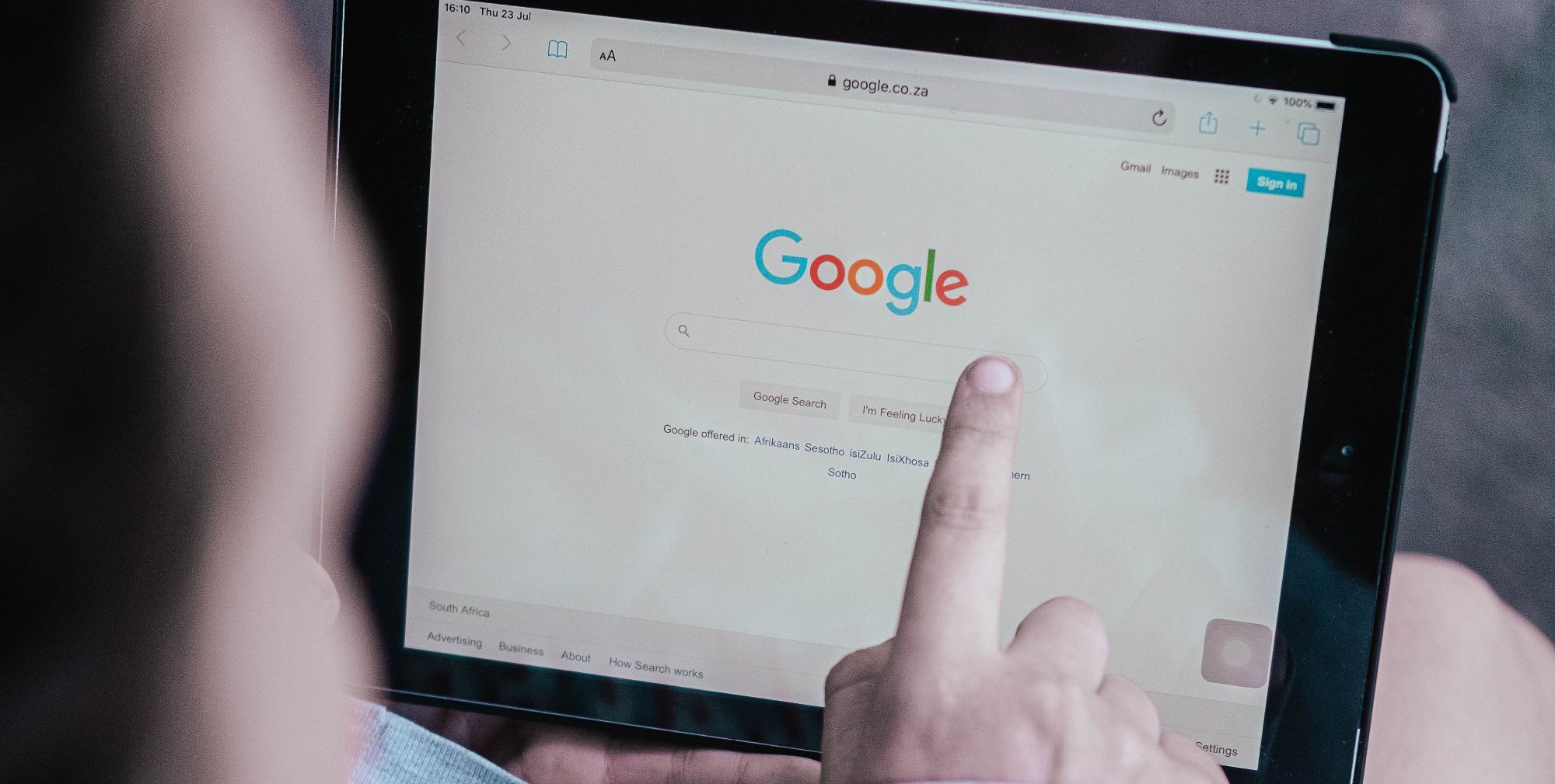 Человек использует поиск Google на планшете