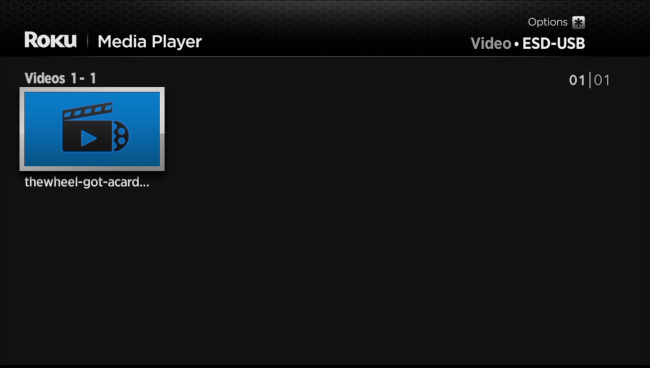 USB-накопитель подключён к Roku для воспроизведения медиа