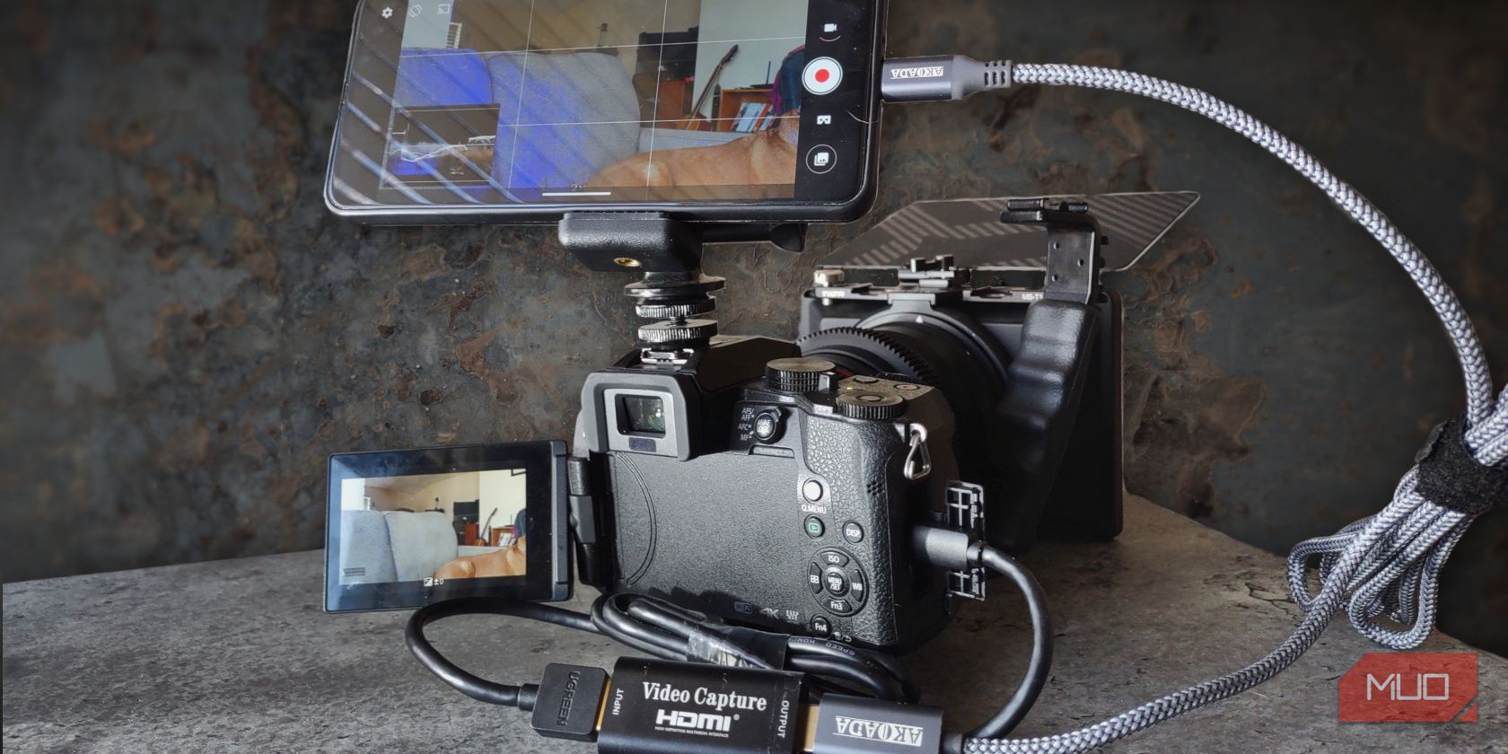Телефон, подключённый к беззеркальной камере через HDMI‑капчер