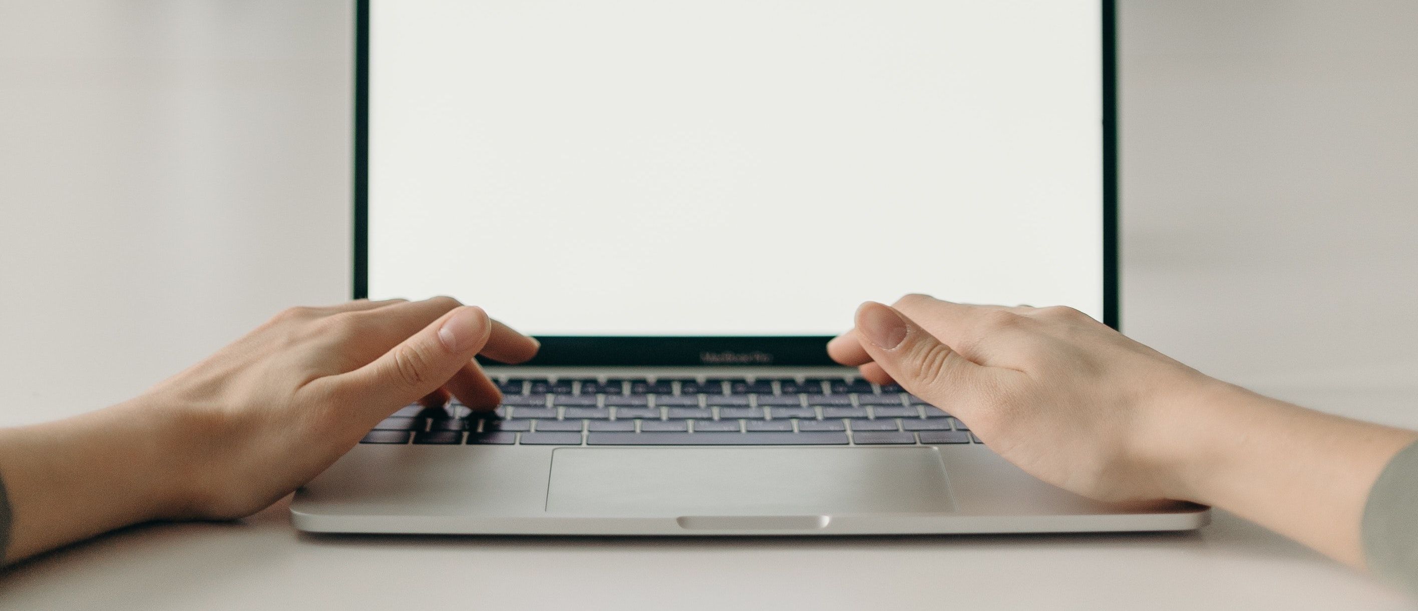 Руки печатают на клавиатуре MacBook Pro