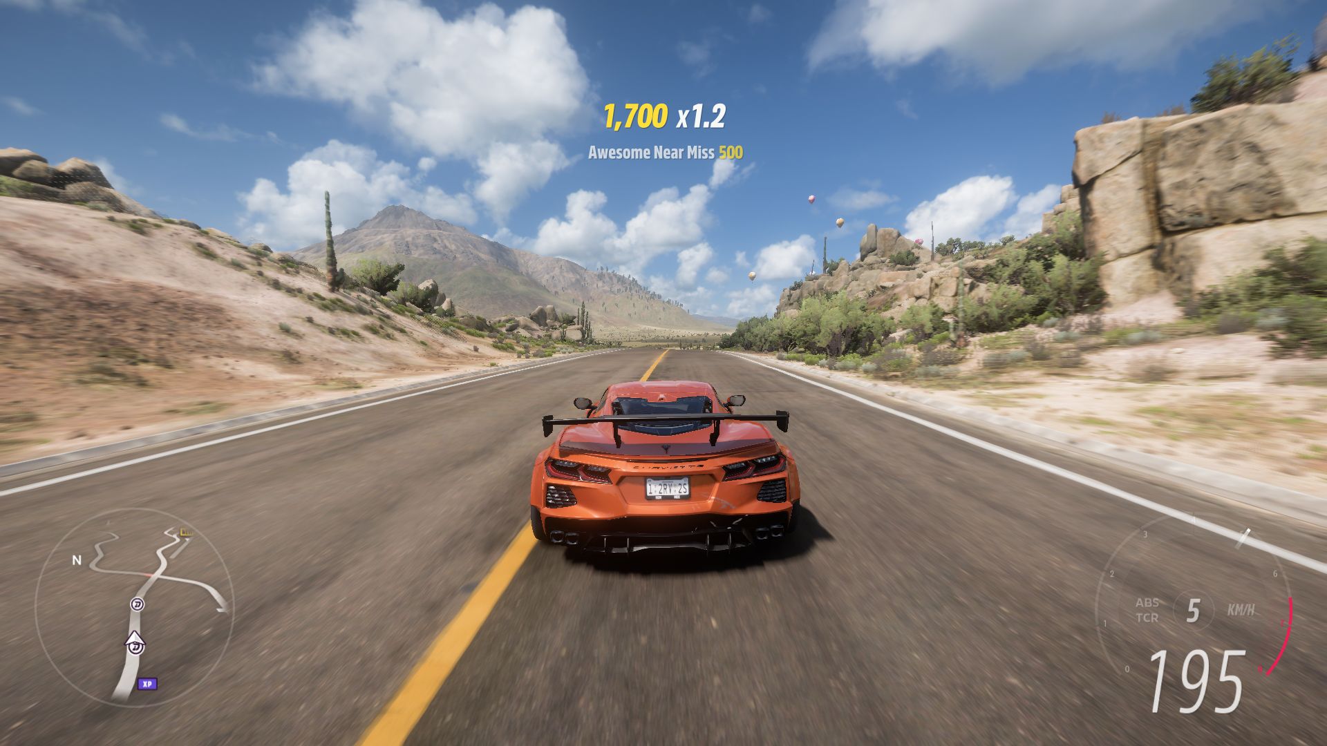 Chevrolet Corvette C8 2020 едет по дороге в Forza Horizon 5