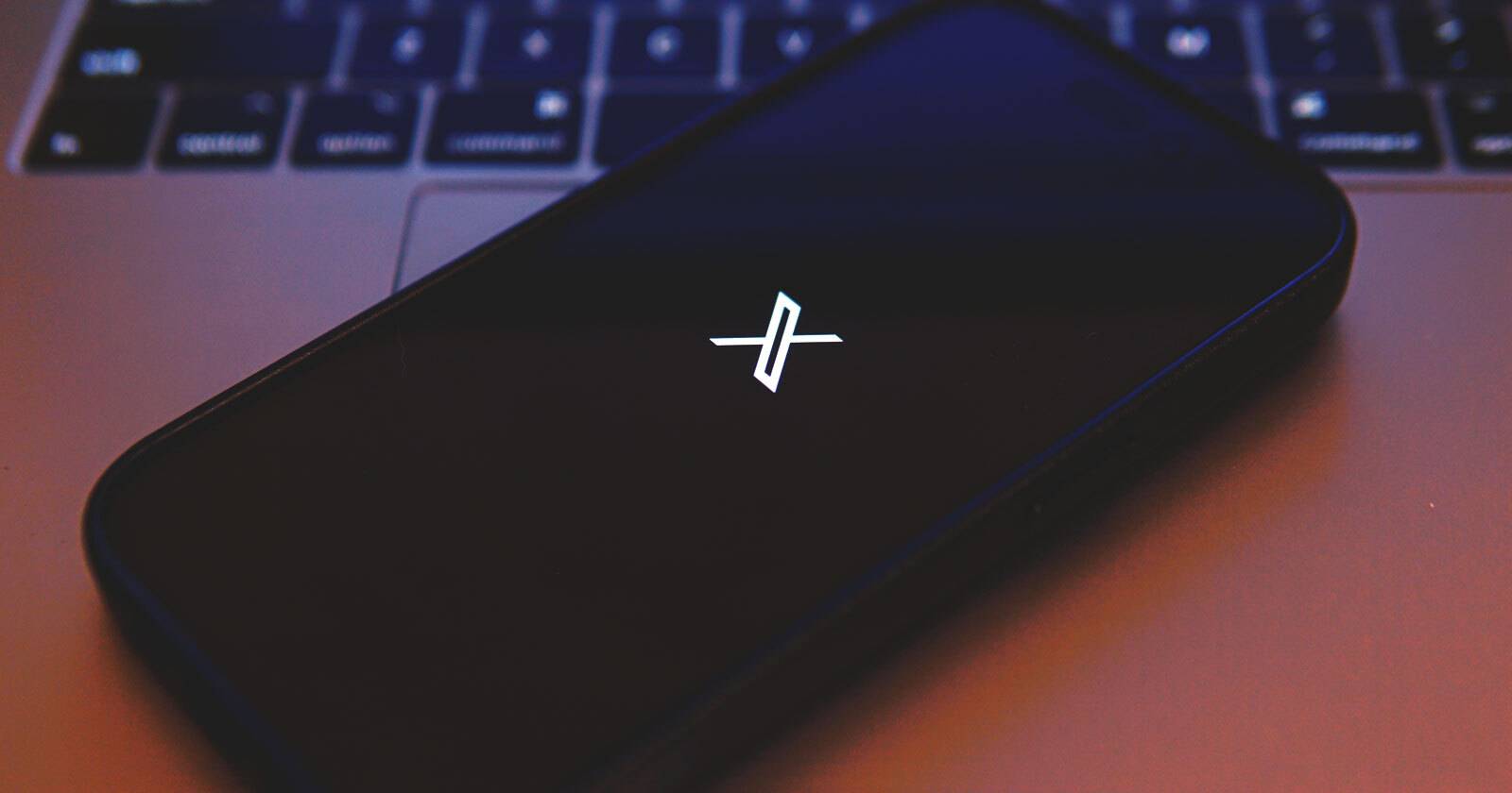 логотип X (ранее Twitter) на смартфоне