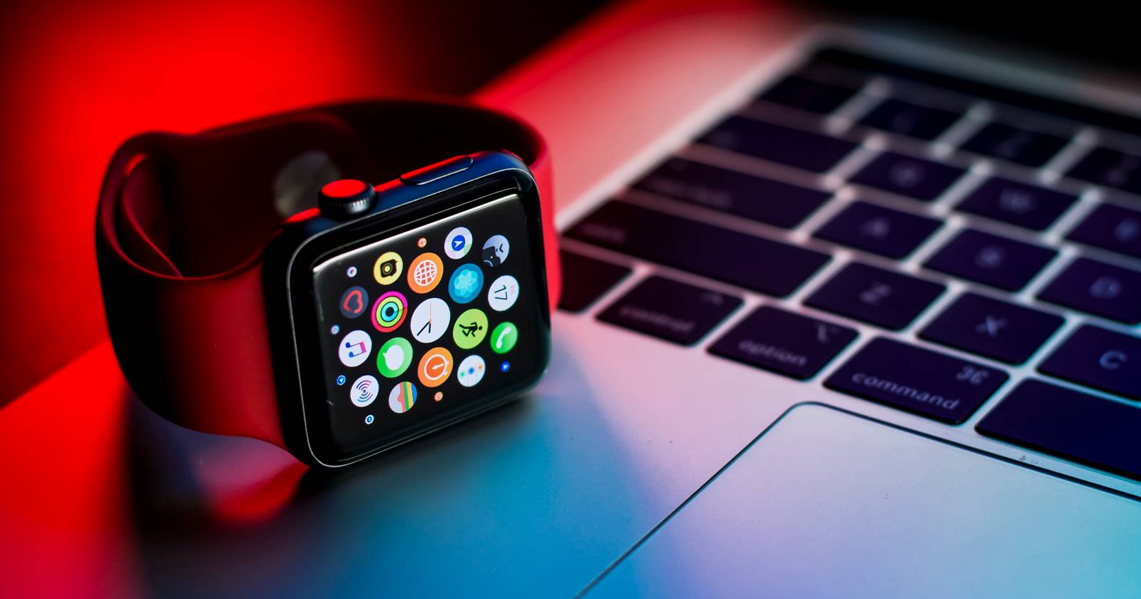 Apple Watch на рабочем MacBook