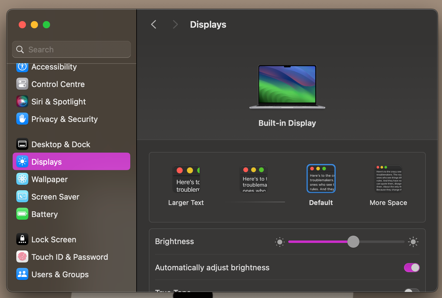 Окно настроек дисплея в macOS с ползунком яркости