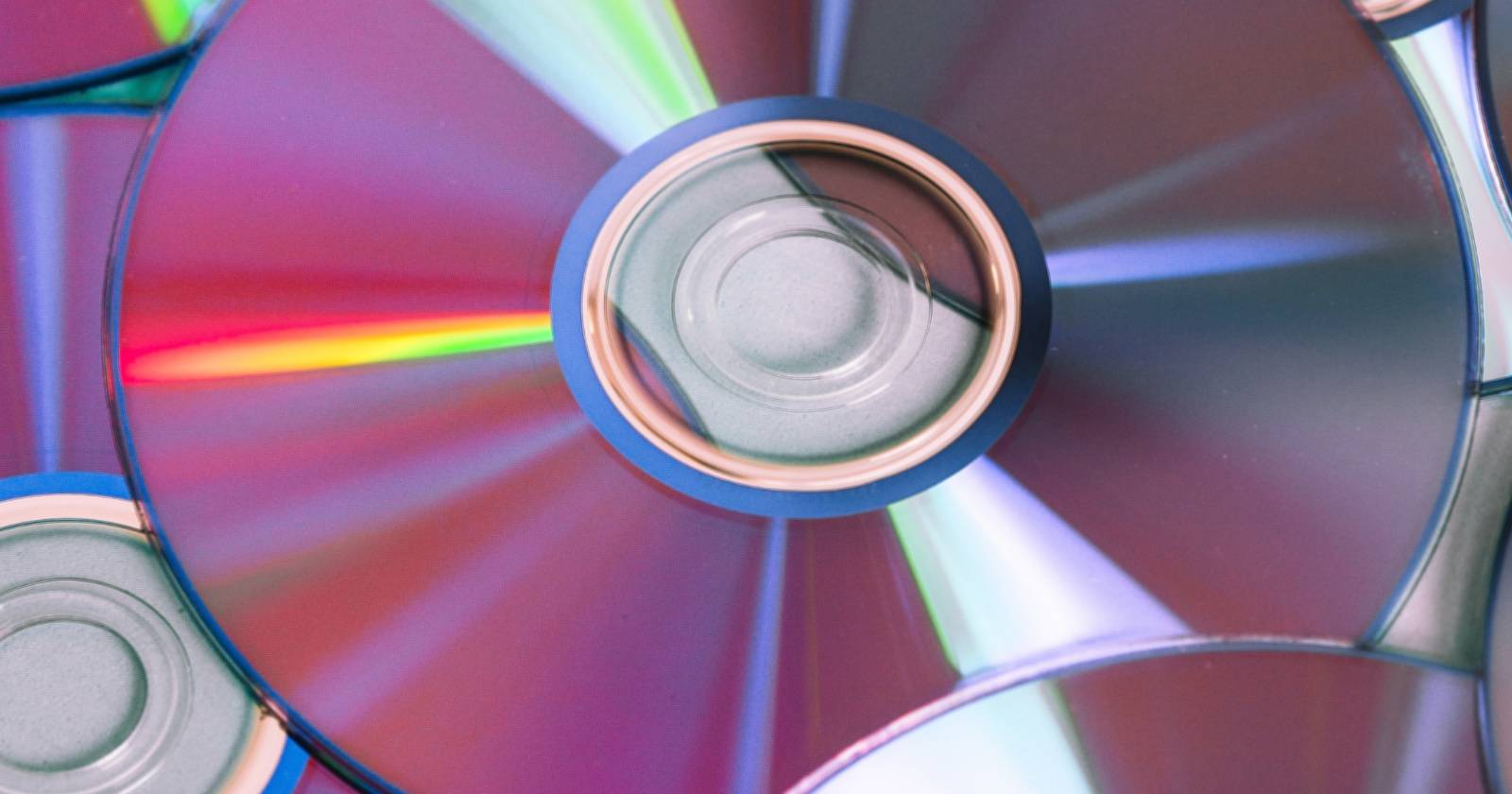 Набор CD-R дисков на белом фоне