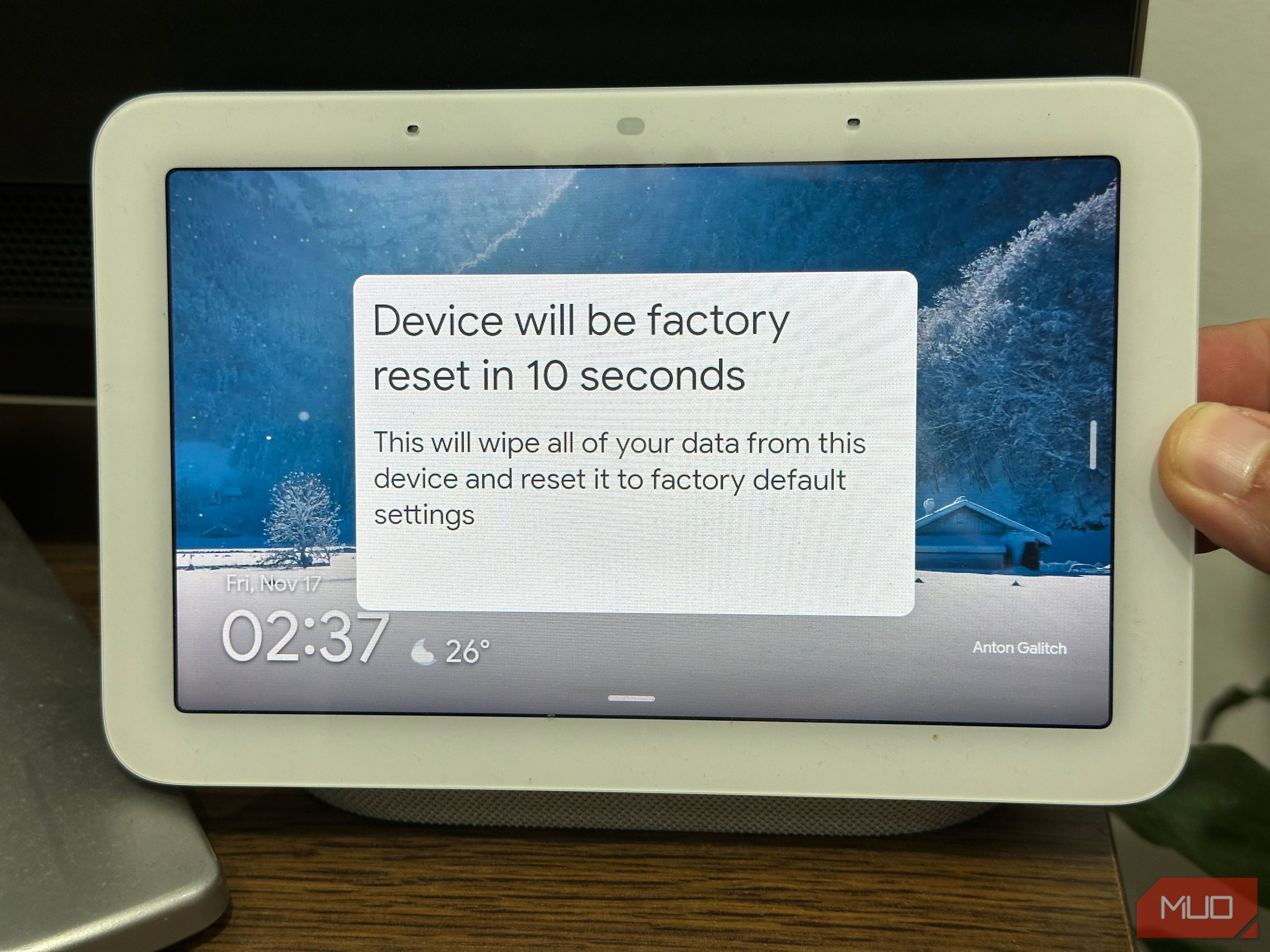 На экране показано сообщение о сбросе устройства через 10 секунд
