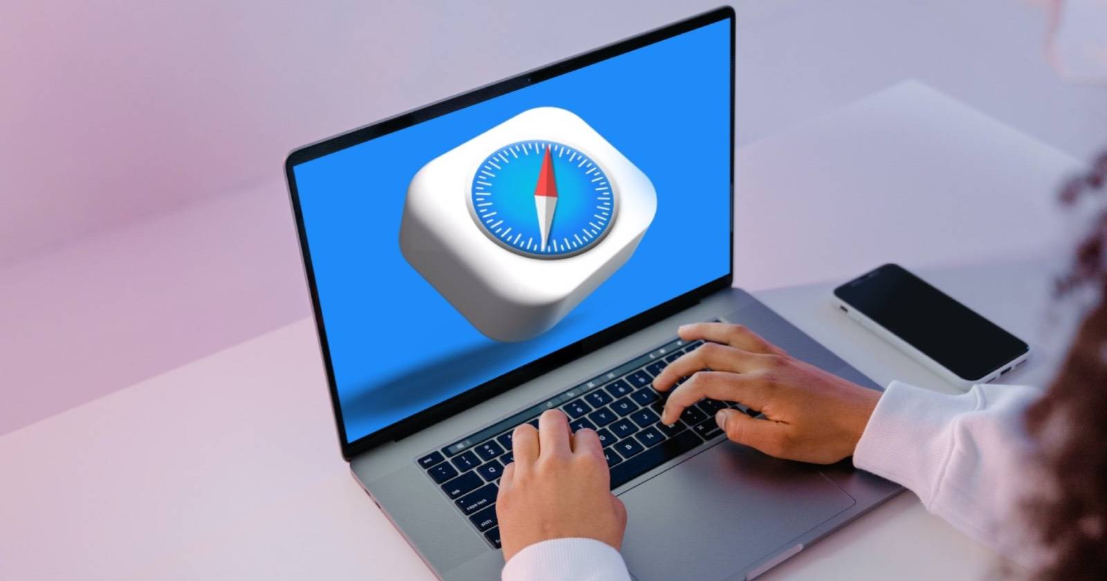 Женщина за Mac с логотипом Safari