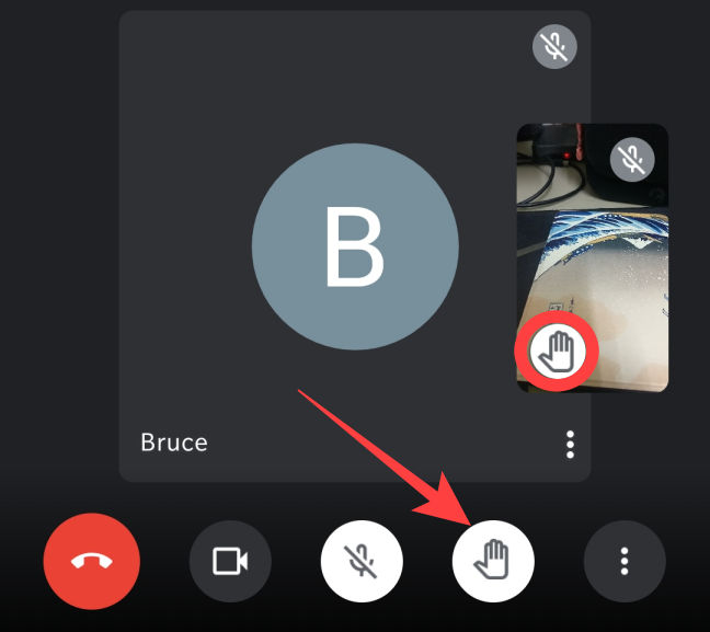 Маленький значок поднятой руки в мини-превью мобильного видео.