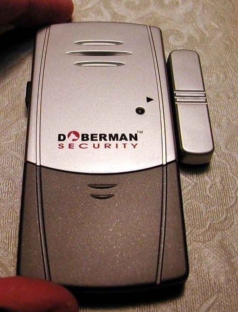 магнитный датчик на дверной раме