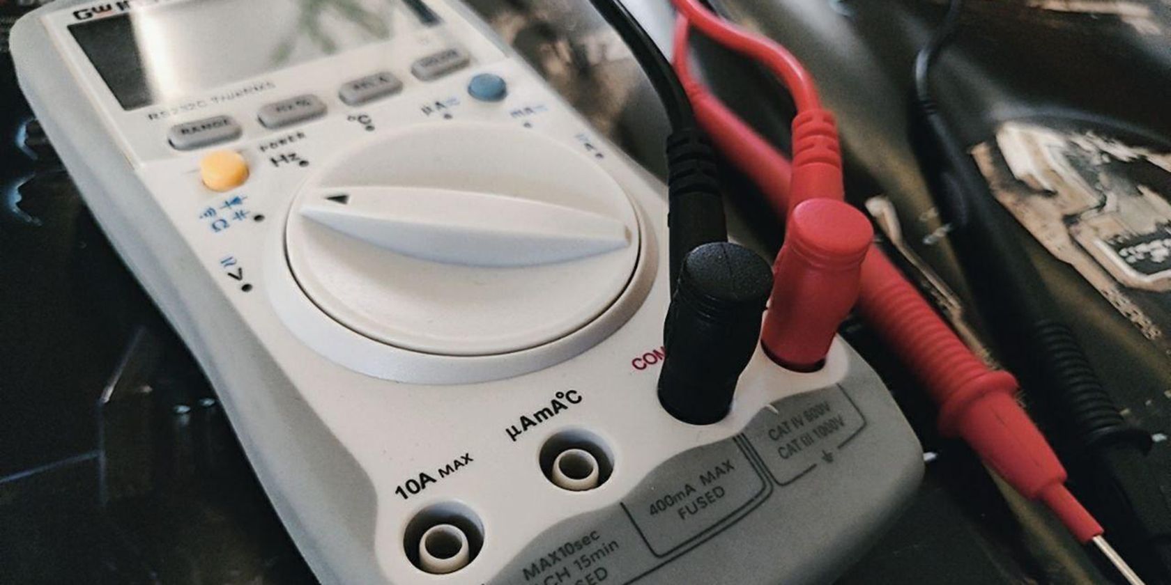 Как проверить напряжение 220 В мультиметром