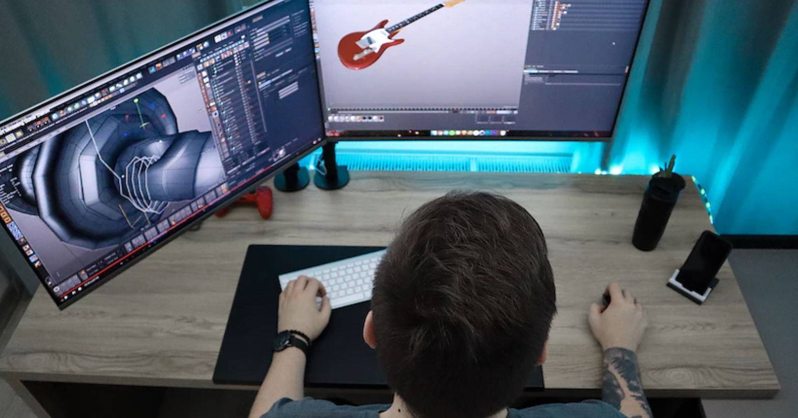 Человек за компьютером анимирует объекты в редакторе Godot