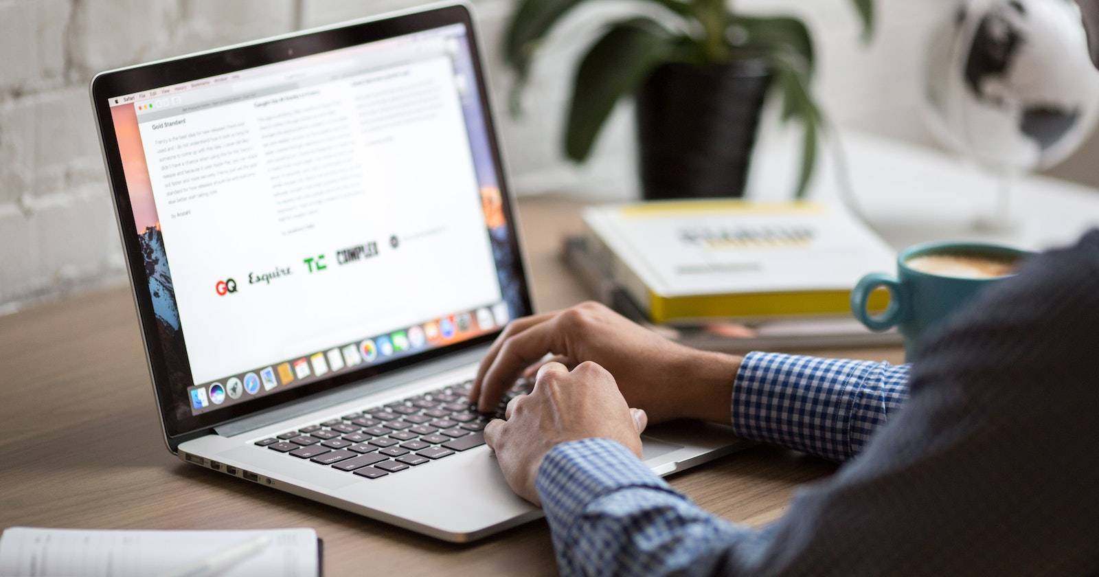 Мужчина отправляет письмо с компьютера