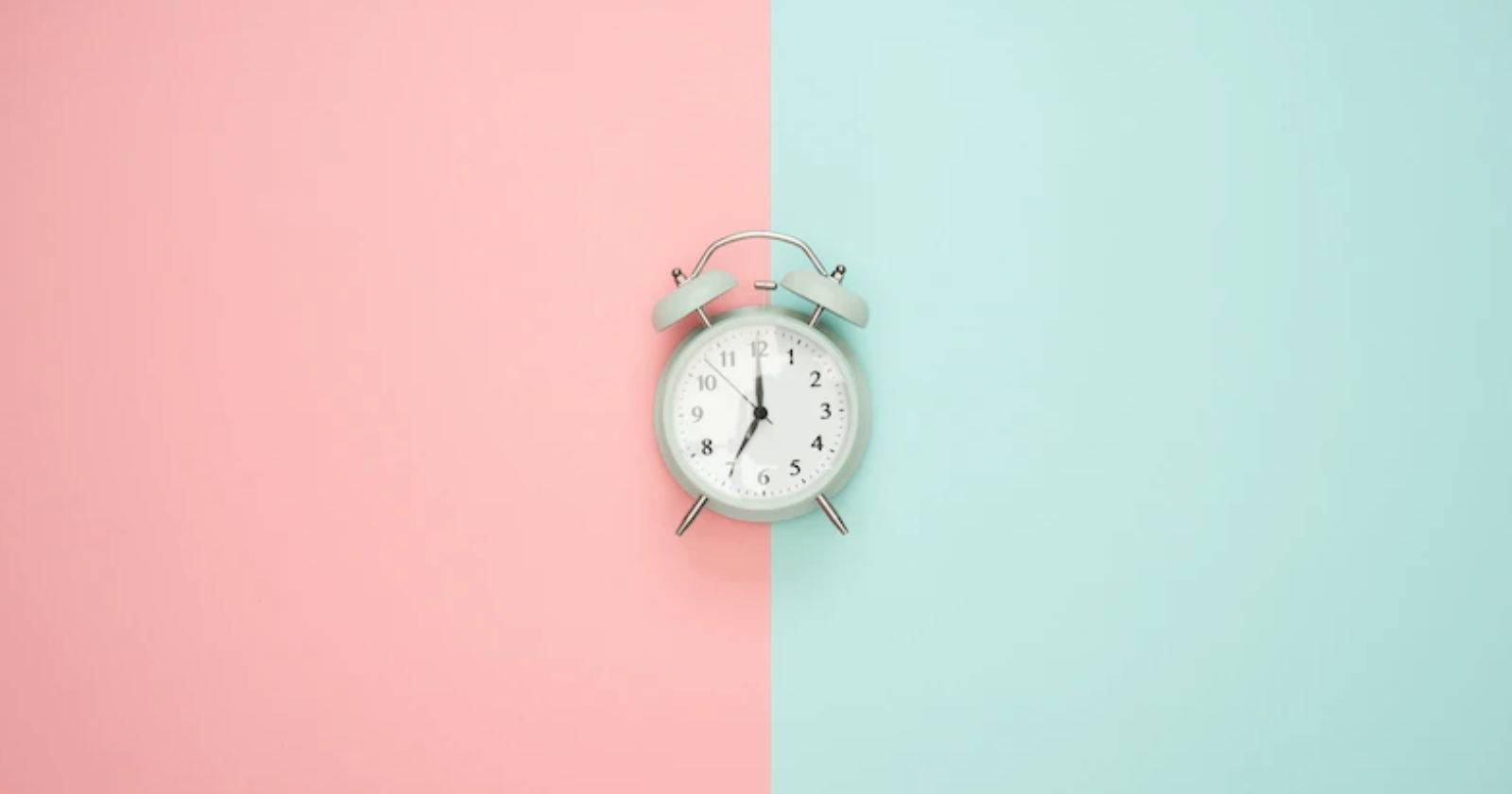 Часы и таймер на фоне из двух цветов