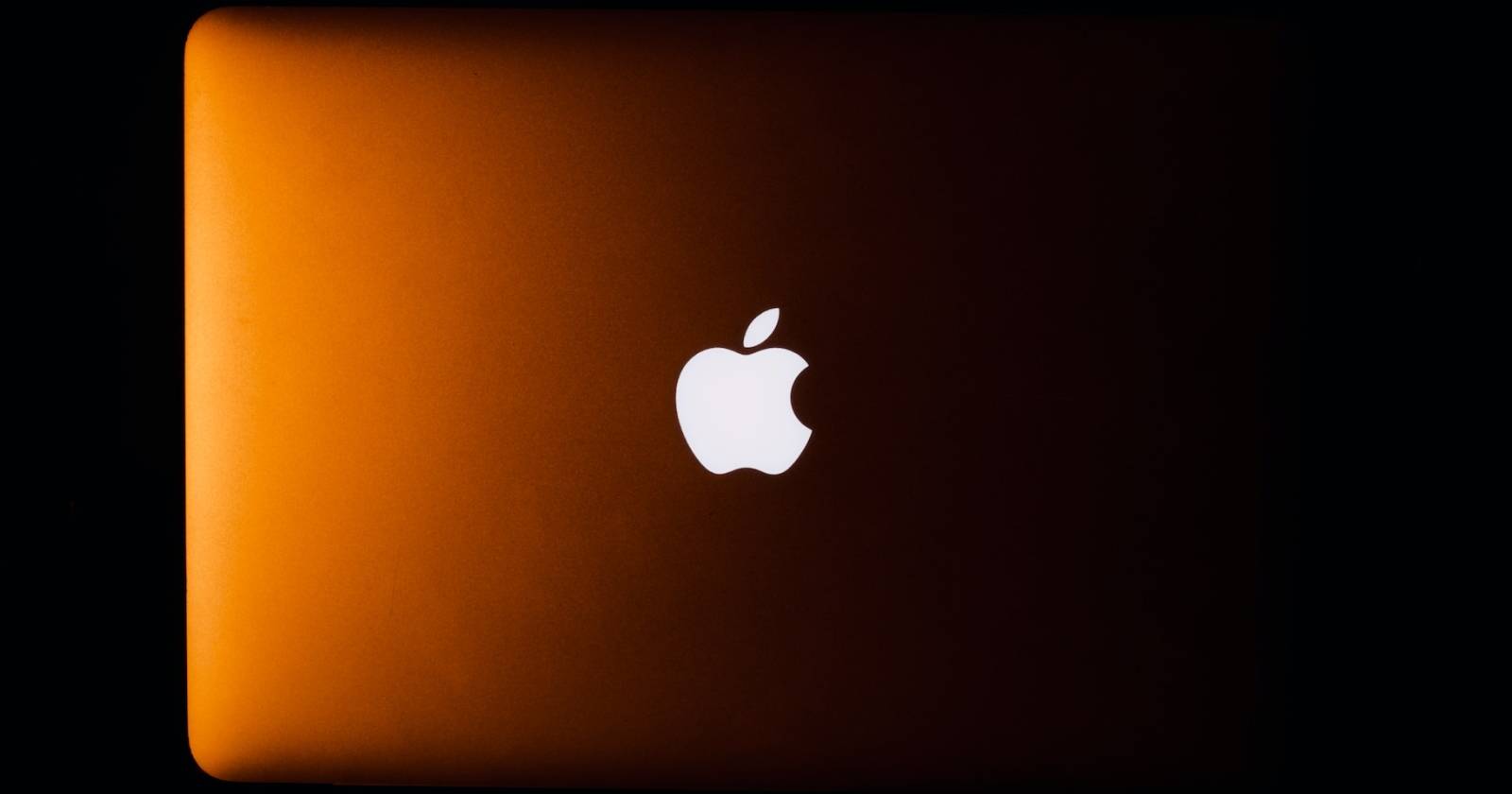 Включённый логотип Apple на корпусе MacBook