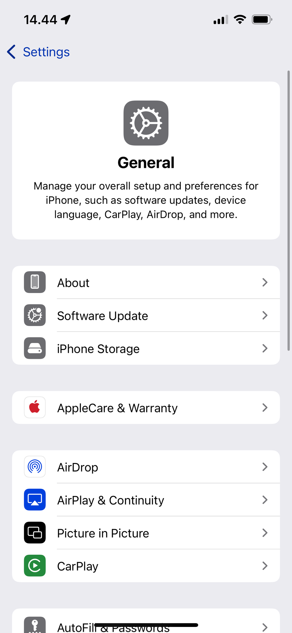 Выбор Настройки > Основные в iOS 18, пункт «Об этом устройстве» выделен.