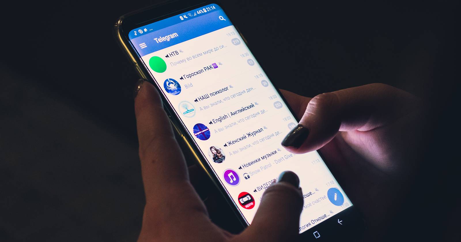 Человек пользуется Telegram на смартфоне