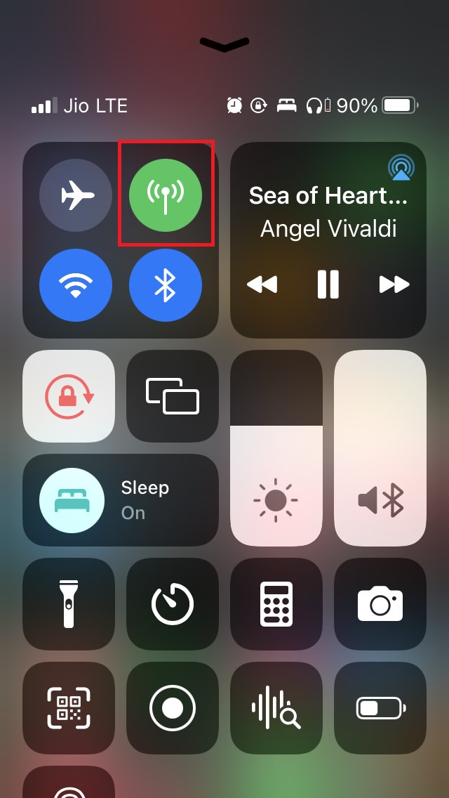 Кнопка мобильных данных в Центре управления iPhone