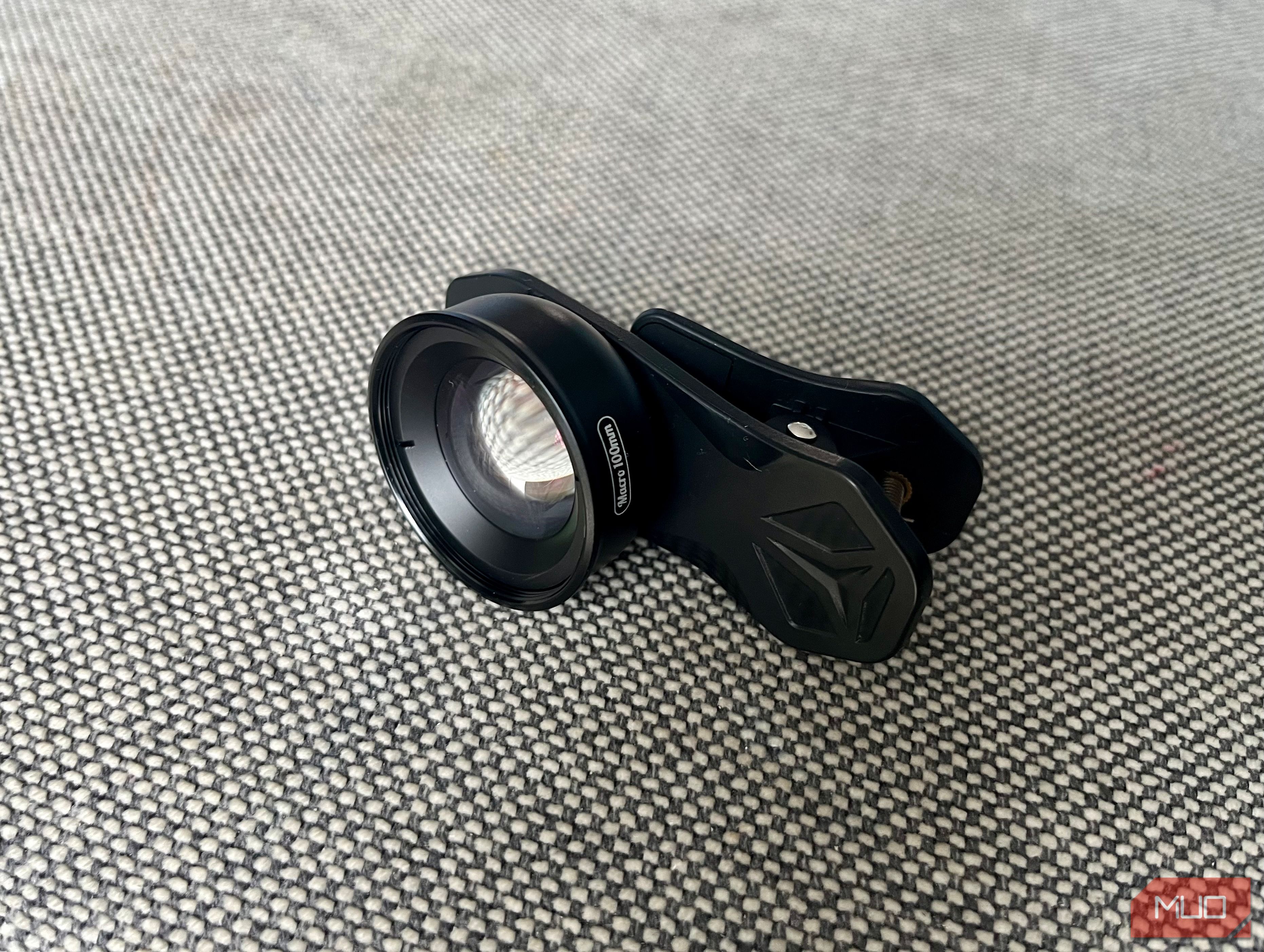 Клип-объектив макро, установленный на смартфоне