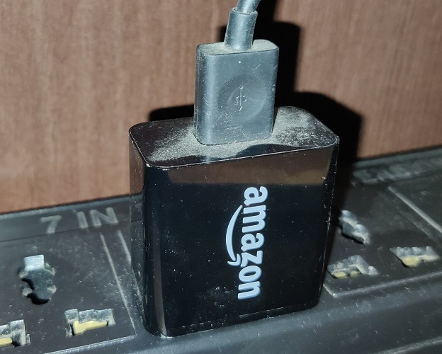 Подключите сетевой кабель к Fire TV Stick.