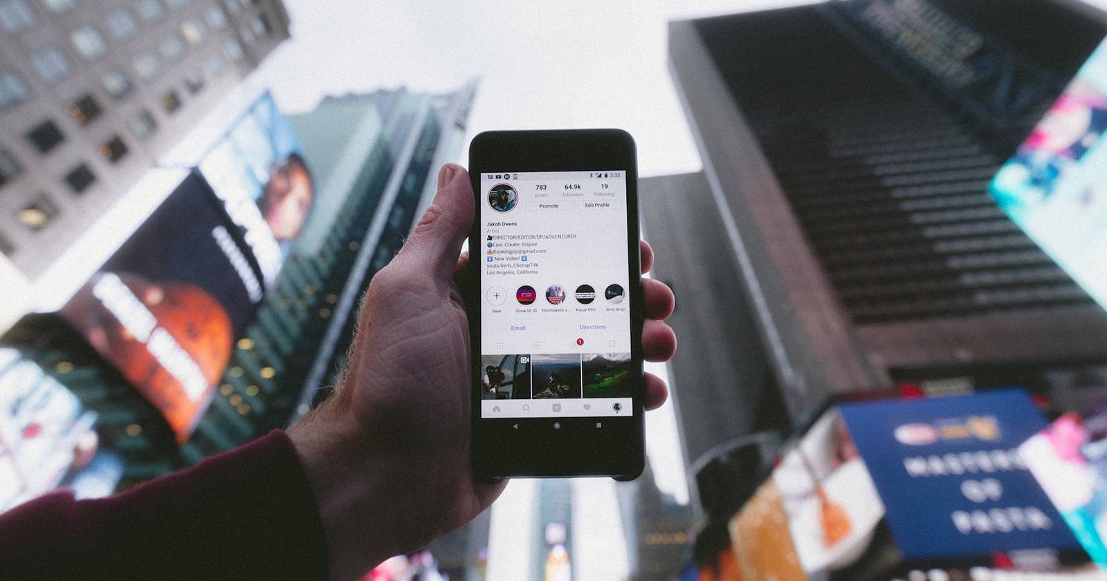 Мужчина держит телефон с открытым Instagram