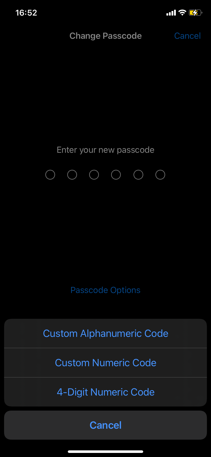 Изображение: варианты типов кодов‑паролей на iPhone — 4‑ и 6‑значные, буквенно‑цифровый