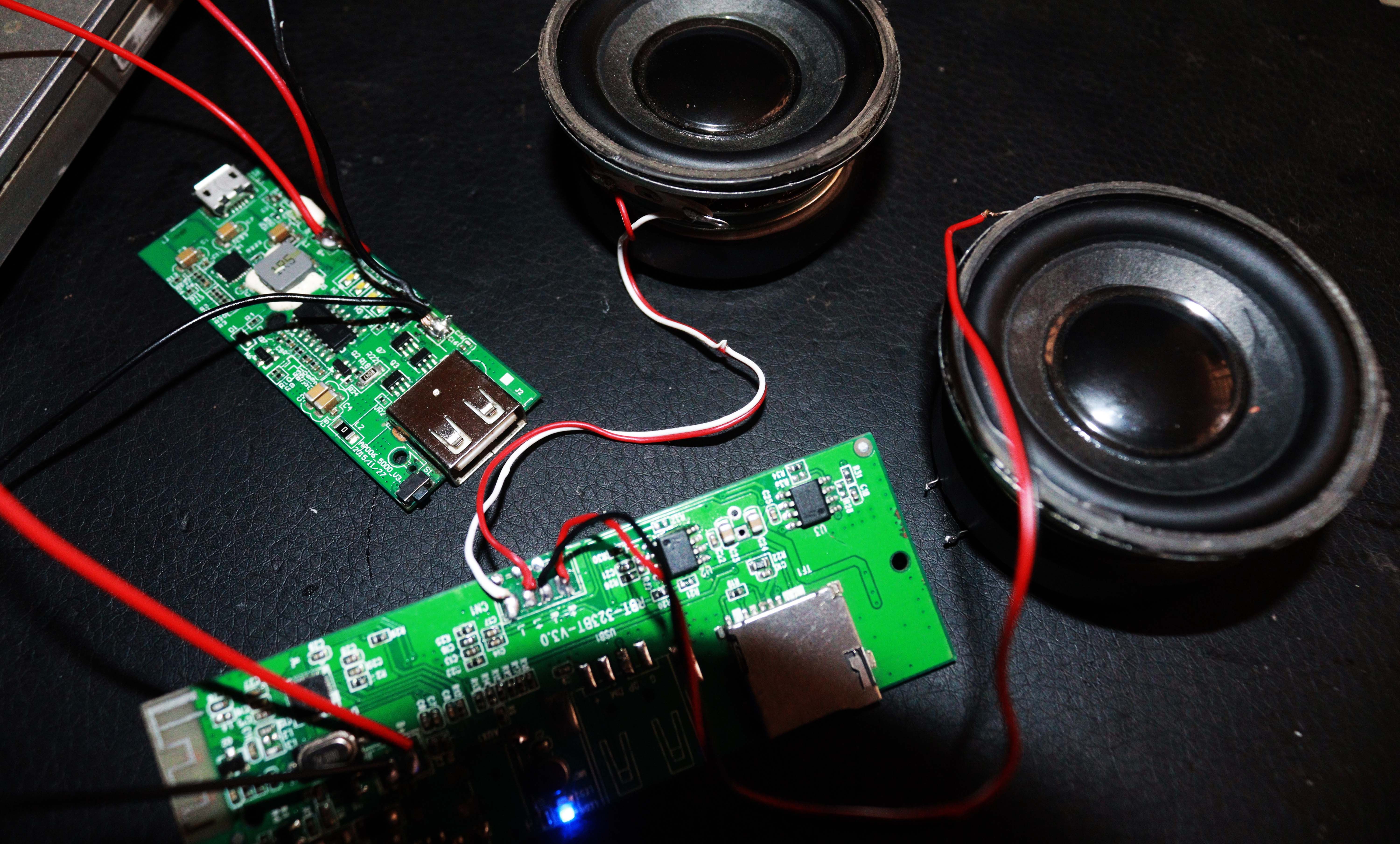 Плата усилителя, подключённая к зарядной плате и динамикам