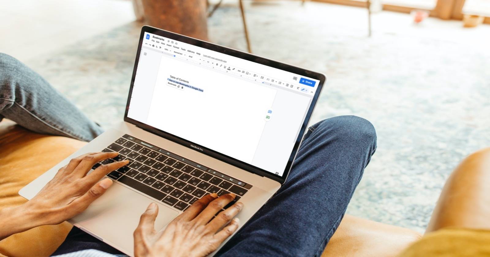Мужчина использует Google Docs на ноутбуке
