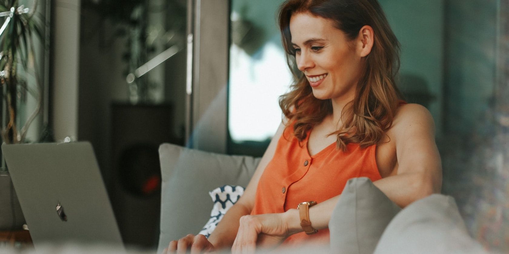 Женщина, работающая за компьютером, анализирует конфигурации безопасности