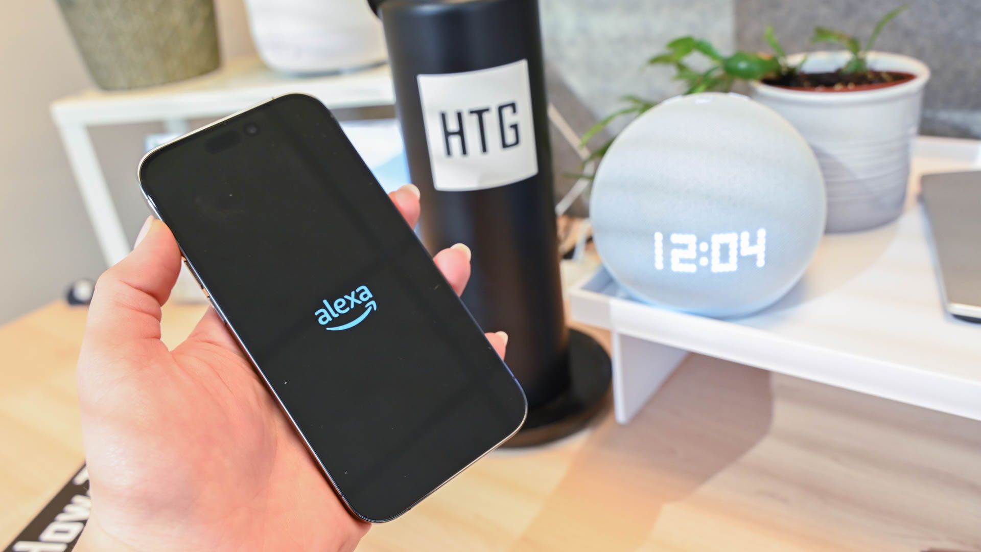 Приложение Alexa открыто на телефоне, контролирует Echo Dot 5-го поколения.