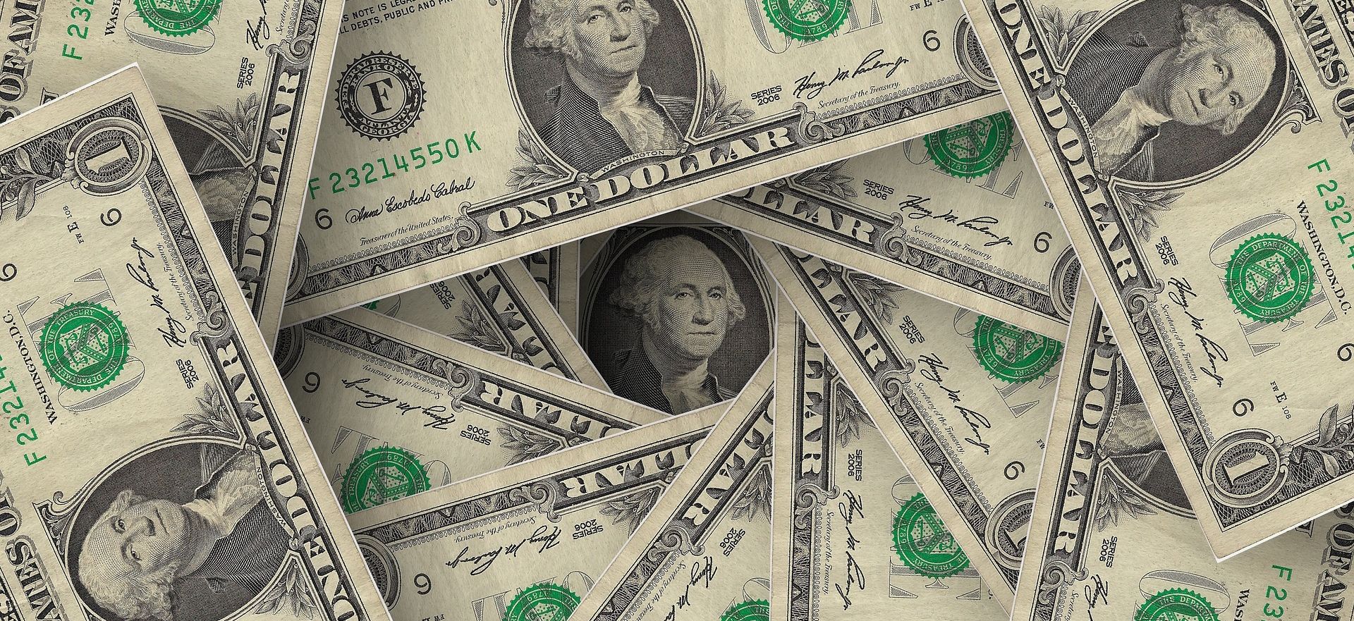 Спиральный стопка долларовых банкнот