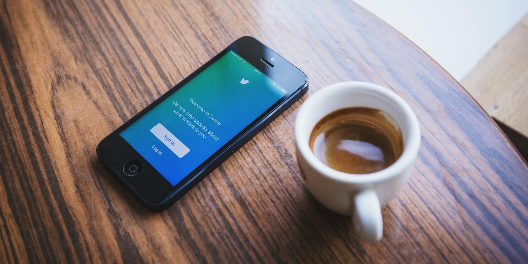 iPhone и чашка кофе на столе