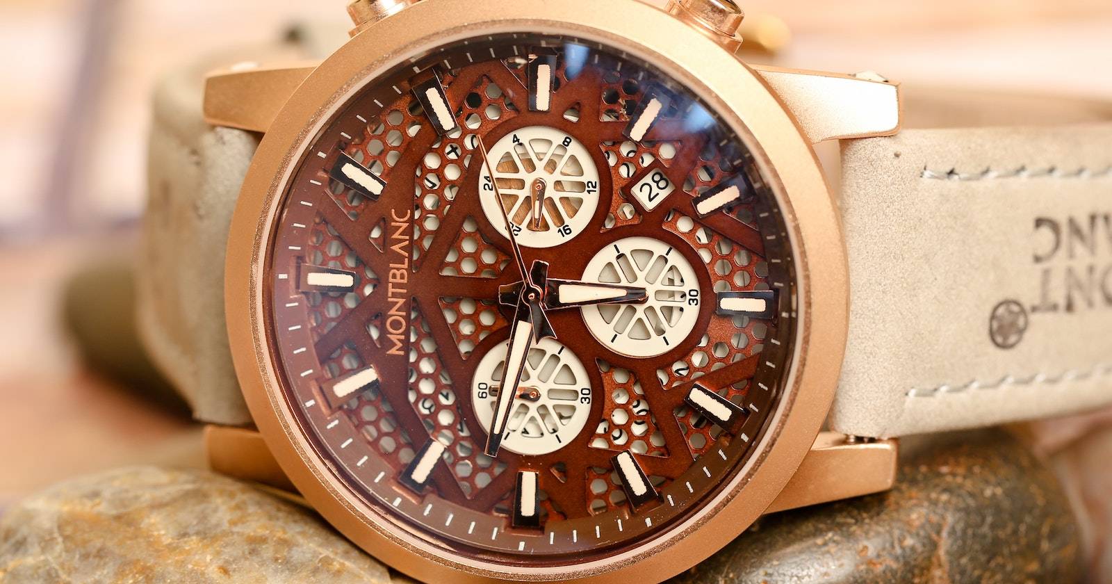 Watch displaying complications