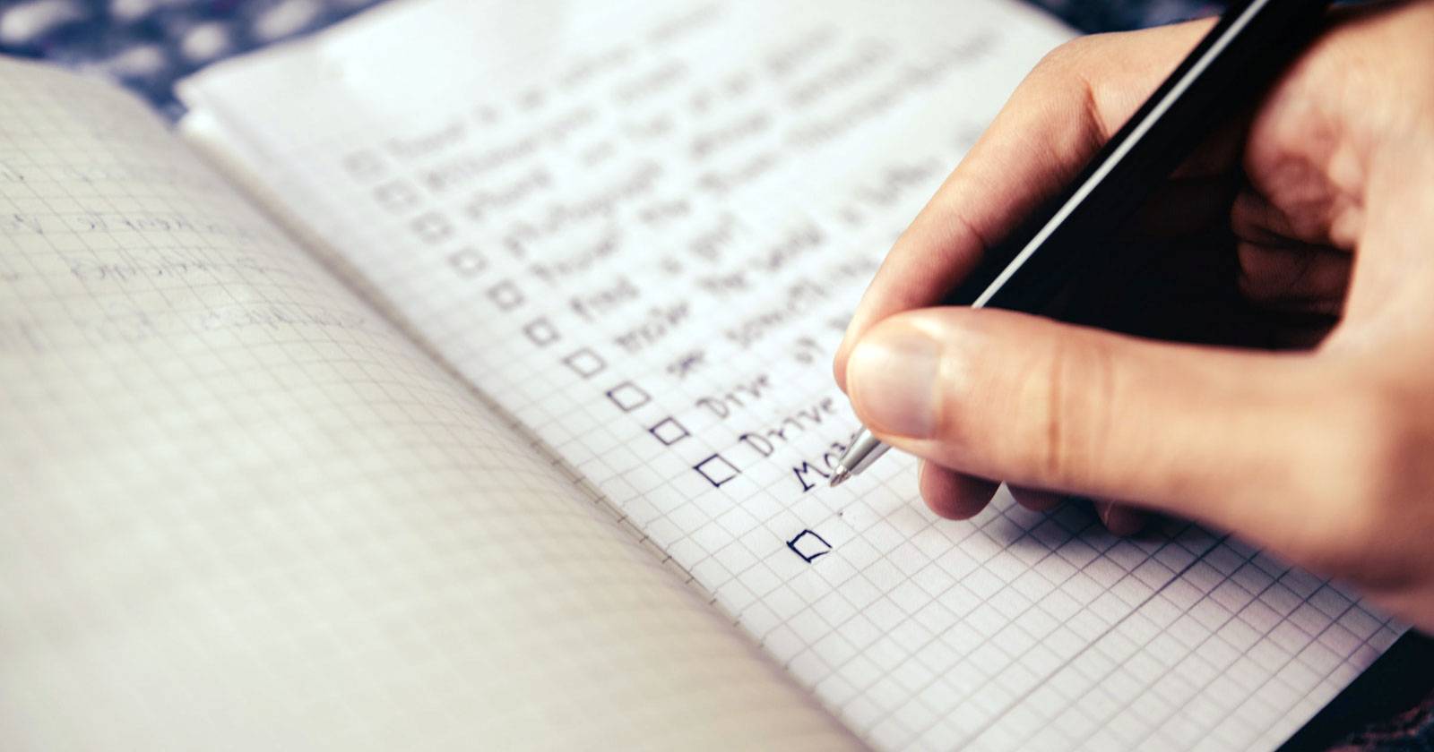 поиск приложения для списков дел — человек с телефоном и списком задач