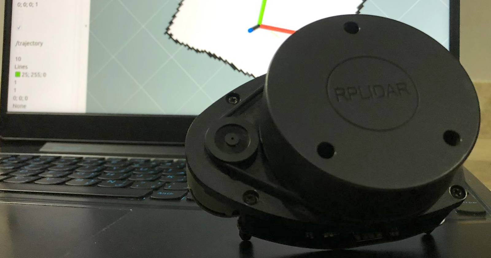 LiDAR‑сканер, стоящий на ноутбуке