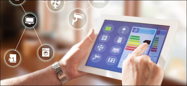 Руки мужчины используют планшет для управления умным домом в приложении