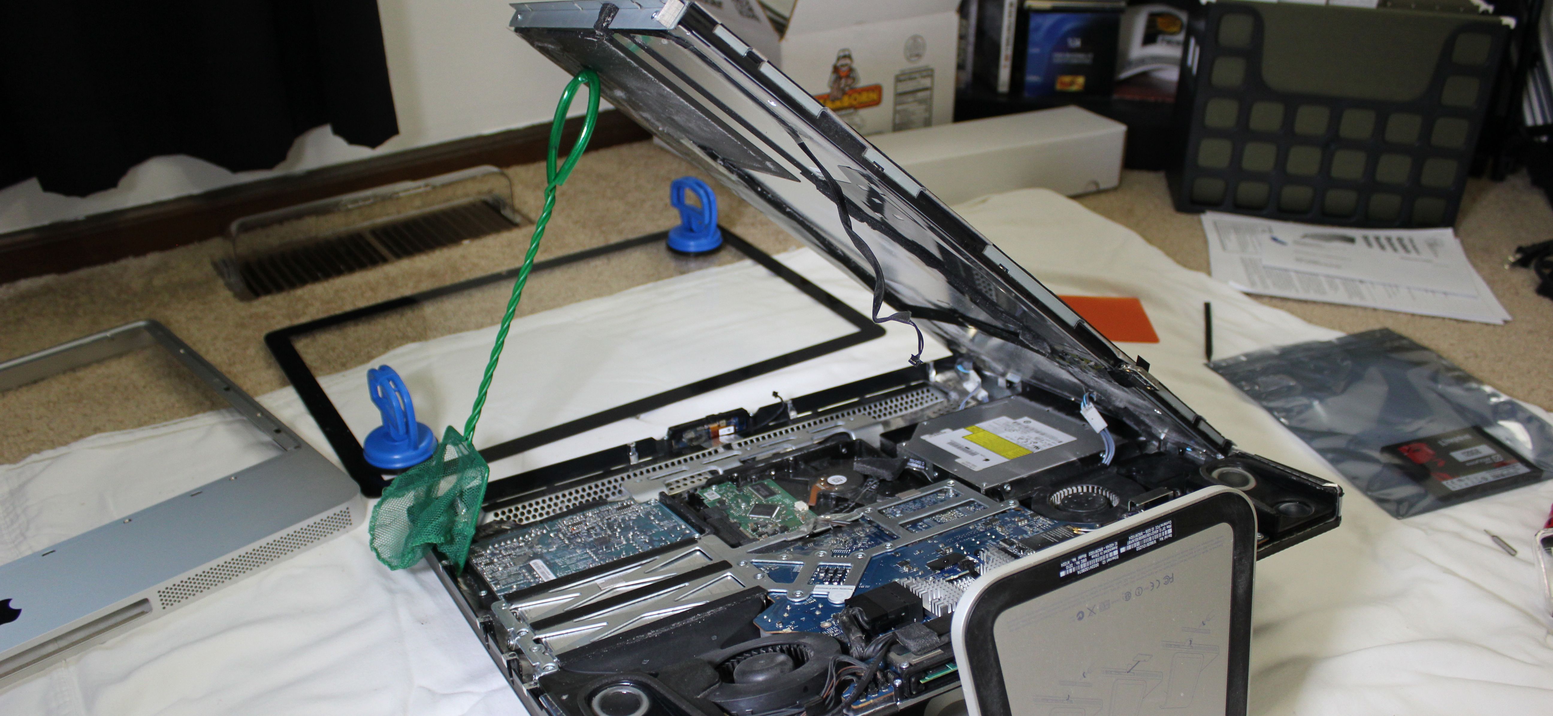 Возвращение дисплея на место и подключение кабелей