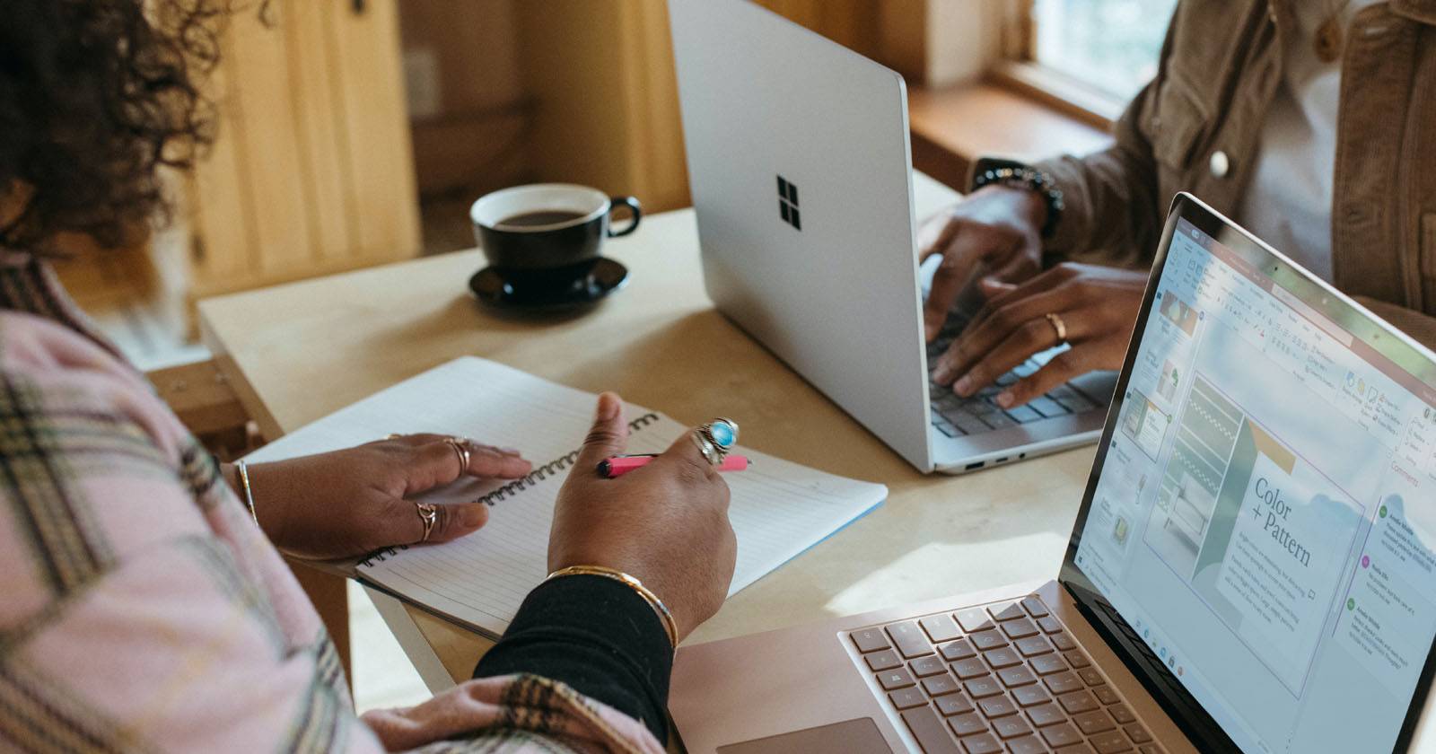 Коллеги работают за ноутбуками в офисе, создавая и организуя файлы