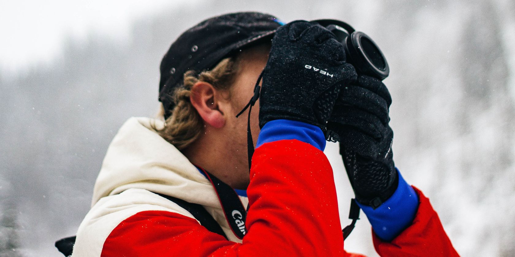 человек делает снимки на улице зимой