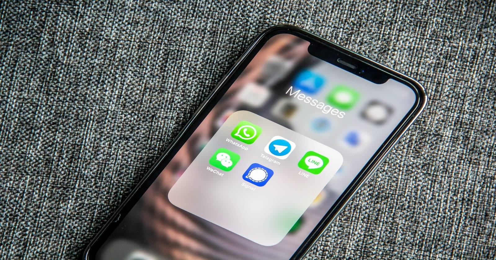 Мессенджеры на экране iPhone