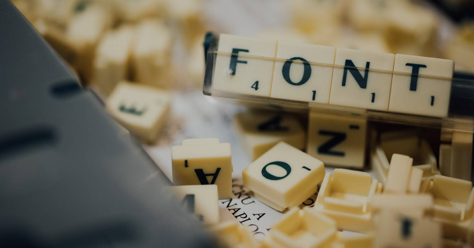 Игральные буквы Scrabble, образующие слово «Font»